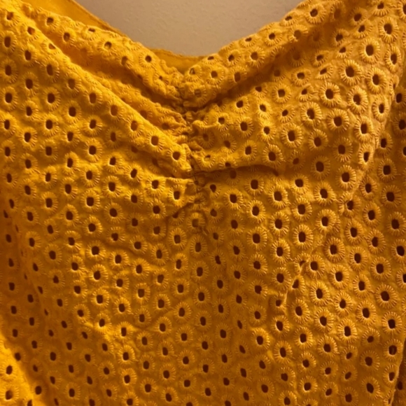 Crop top with puff sleeves. - Picture 2 of 2